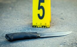 18 yaşındaki genç kız, kıskançlık nedeniyle erkek arkadaşını bıçakladı