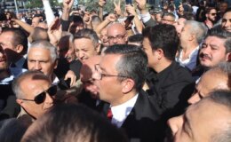 CHP lideri Özgür Özel’i İzmir’de coşkulu bir kalabalık karşıladı! Gazeteciler ve vatandaşlar ezilme tehlikesi yaşadı