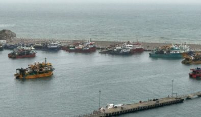 Amasra’da balıkçı tekneleri limana demirledi