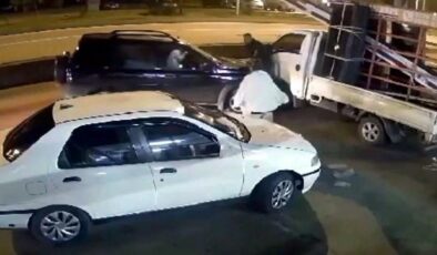 Fıkra gibi kaza: 63 saniye arayla iki kez park halindeki kamyonete çarptı