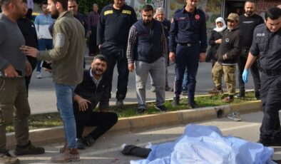 Kamyonun altında kalan motosikletli feci şekilde can verdi
