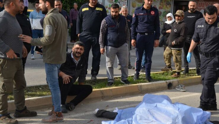 Kamyonun altında kalan motosikletli feci şekilde can verdi