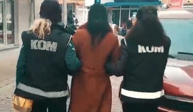 ‘Cinsel amaçlı insan ticareti yapmak’ suçundan kırmızı bültenle aranıyordu! ‘Madame Claude’ Çanakkale’de yakalandı