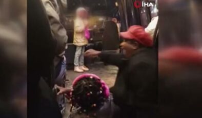 Esenyurt’ta minibüste şoke eden anlar: Anne ve çocuğu yere düştü