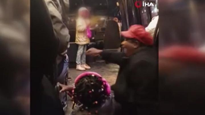 Esenyurt’ta minibüste şoke eden anlar: Anne ve çocuğu yere düştü