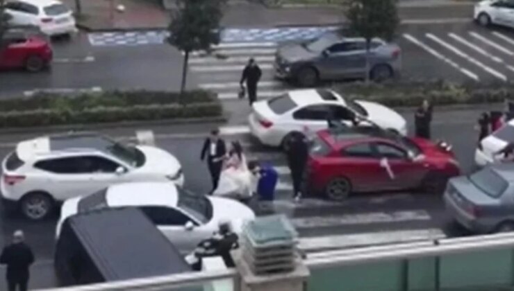 İstanbul’da yolu kapatıp halay çeken gelin ve damada sürücüler tepki gösterdi