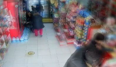 Şoke eden görüntüler Bakkaldaki çocuğu defalarca yumrukladı