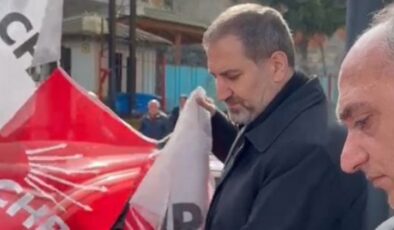 AK Partili Şen, yere düşen CHP bayrağını topladı… ‘Centilmenliği göz ardı etmeden çalışıyoruz’