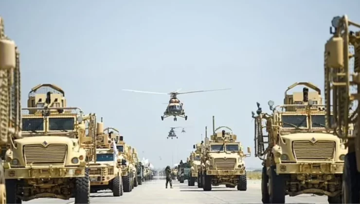 Taliban yönetimi, Afganistan’ı ele geçirişinin üçüncü yılını, ABD’den kalan silahlarla gövde gösterisi yaparak kutladı